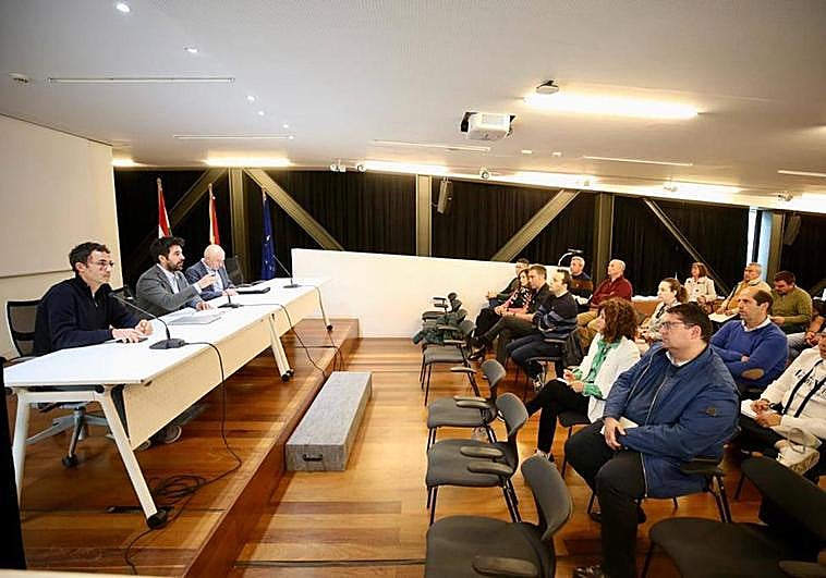 El consejero Álex Dorado se ha reunido este jueves con alcaldes de la cuenca del Iregua en La Fombera.