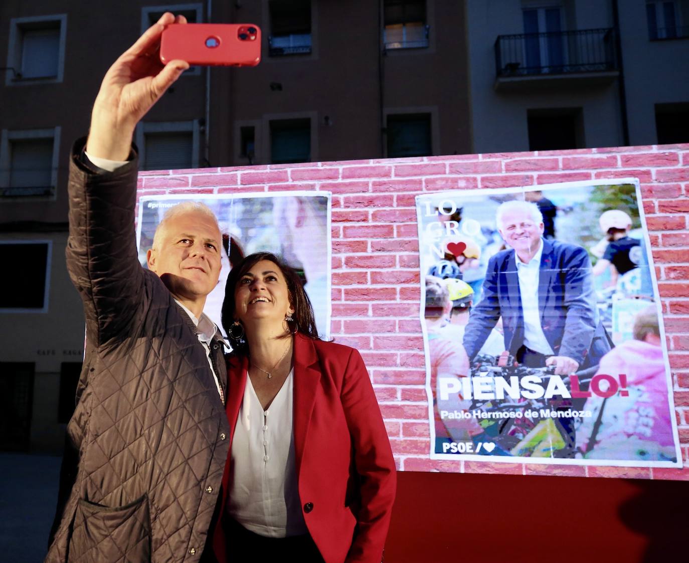 Pablo Hermoso de Mendoza y Concha Andreu se sacan un selfi en el inicio de la campaña.