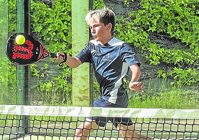 Un jugador llega a golpear de derecha, en una de las finales.