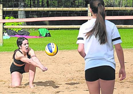 Imagen secundaria 1 - Tres imágenes que dejó la segunda jornada de voley playa el sábado pasado, en el campo de Las Norias. 
