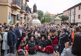 La procesión del Santo, en un alto en la plaza de La Alameda para una fotografía de grupo con cofrades, doncellas y vecinos.