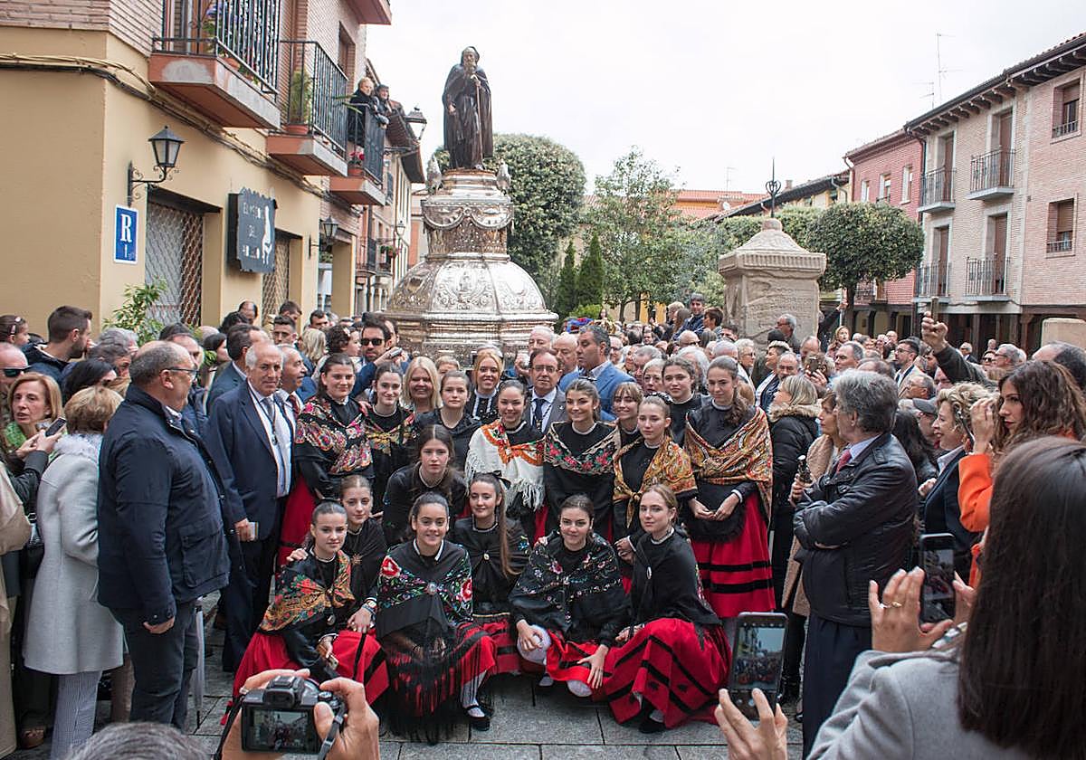 La procesión del Santo, en un alto en la plaza de La Alameda para una fotografía de grupo con cofrades, doncellas y vecinos.