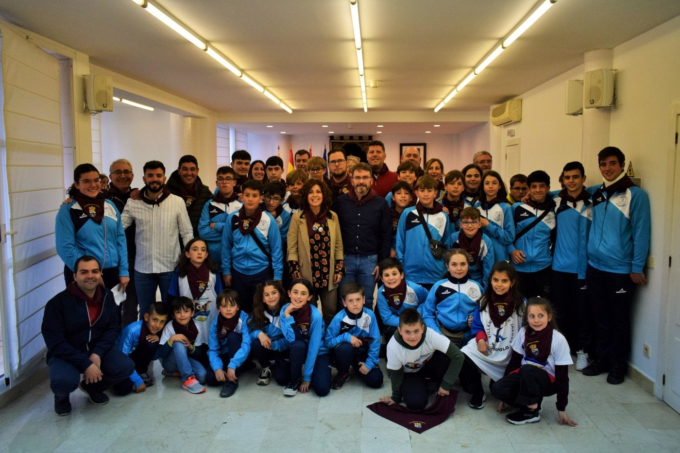 Los miembros del Club Waterpolo Villamediana posan tras el lanzamiento del cohete con las autoridades.