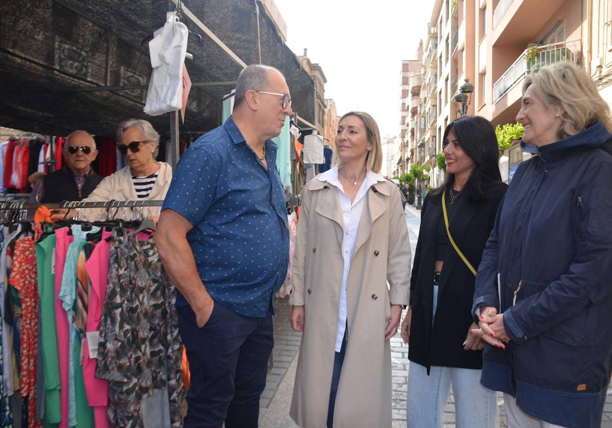 Candidatos de PP conversando con comerciantes de Calahorra