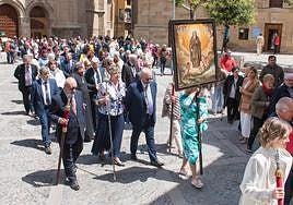 Traslado del cuadro del Santo al domicilio de los nuevos priores, Ricardo Campos y Ascensión Antio, situados detrás del mismo.