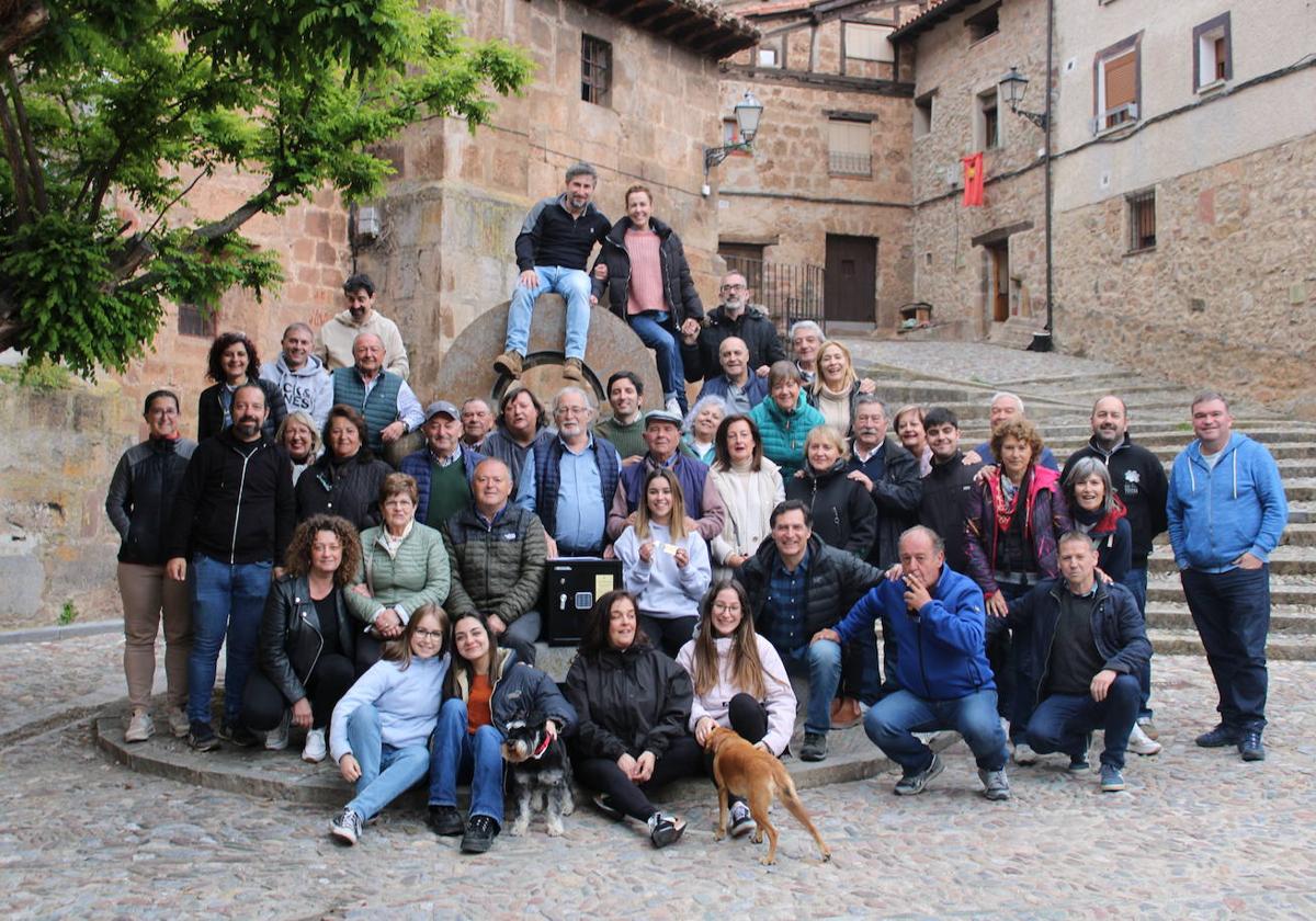 Todo el pueblo de Brieva de Cameros se reunió en la plaza para depositar sus recuerdos en la cápsula del tiempo, que se abrirá el 1 de agosto del año 2100.