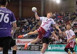 Preciado salta para realizar un lanzamiento.