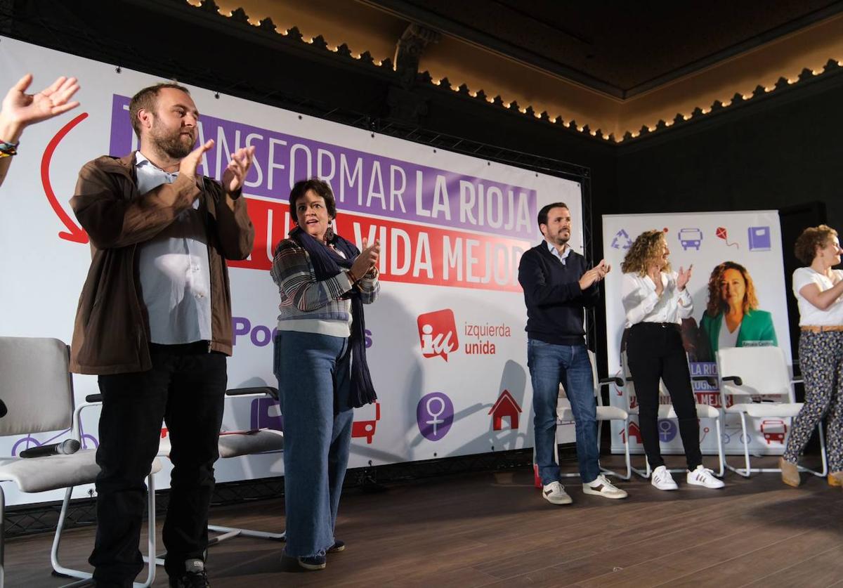 Alberto Garzón y Henar Moreno, junto a otros de los responsables que han intervenido en el mitin de Podemos-IU en el instituto Sagasta.