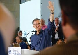 Feijóo saluda a los asistentes al acto en Riojafórum.