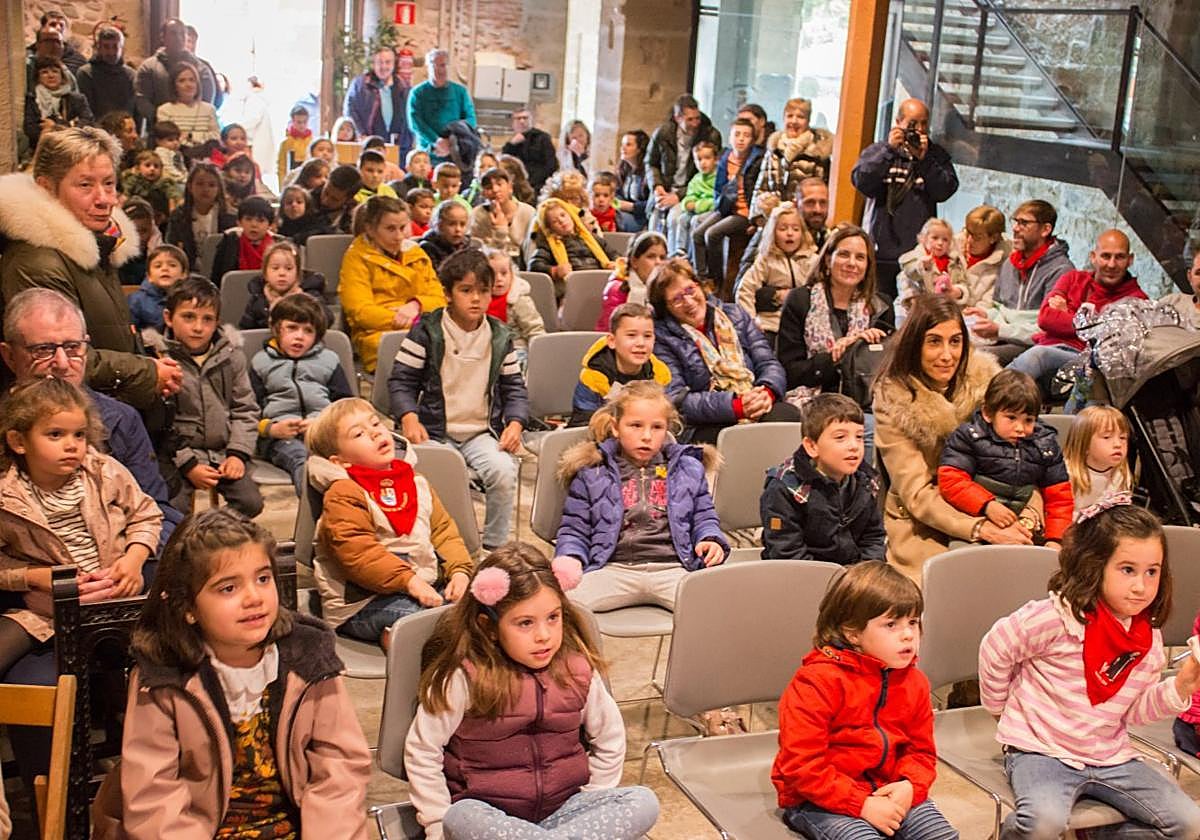 Muchos niños (y padres) siguieron las aventuras de Gorgorito en el Salón La Alhóndiga.