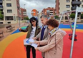Conrado Escobar, en su visita a un parque infantil de la capital.