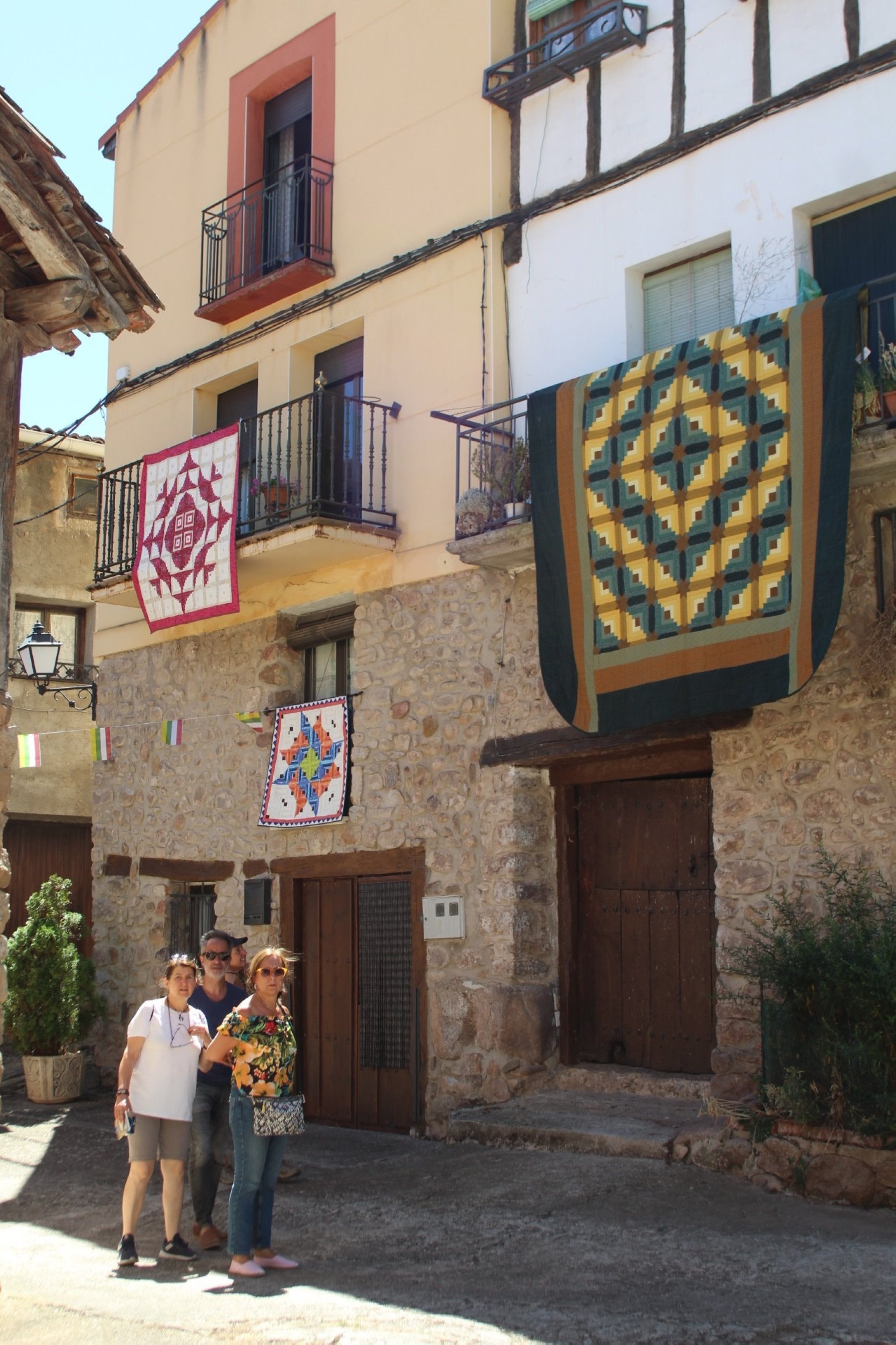 Un grupo de visitantes admira las almazuelas colgadas.