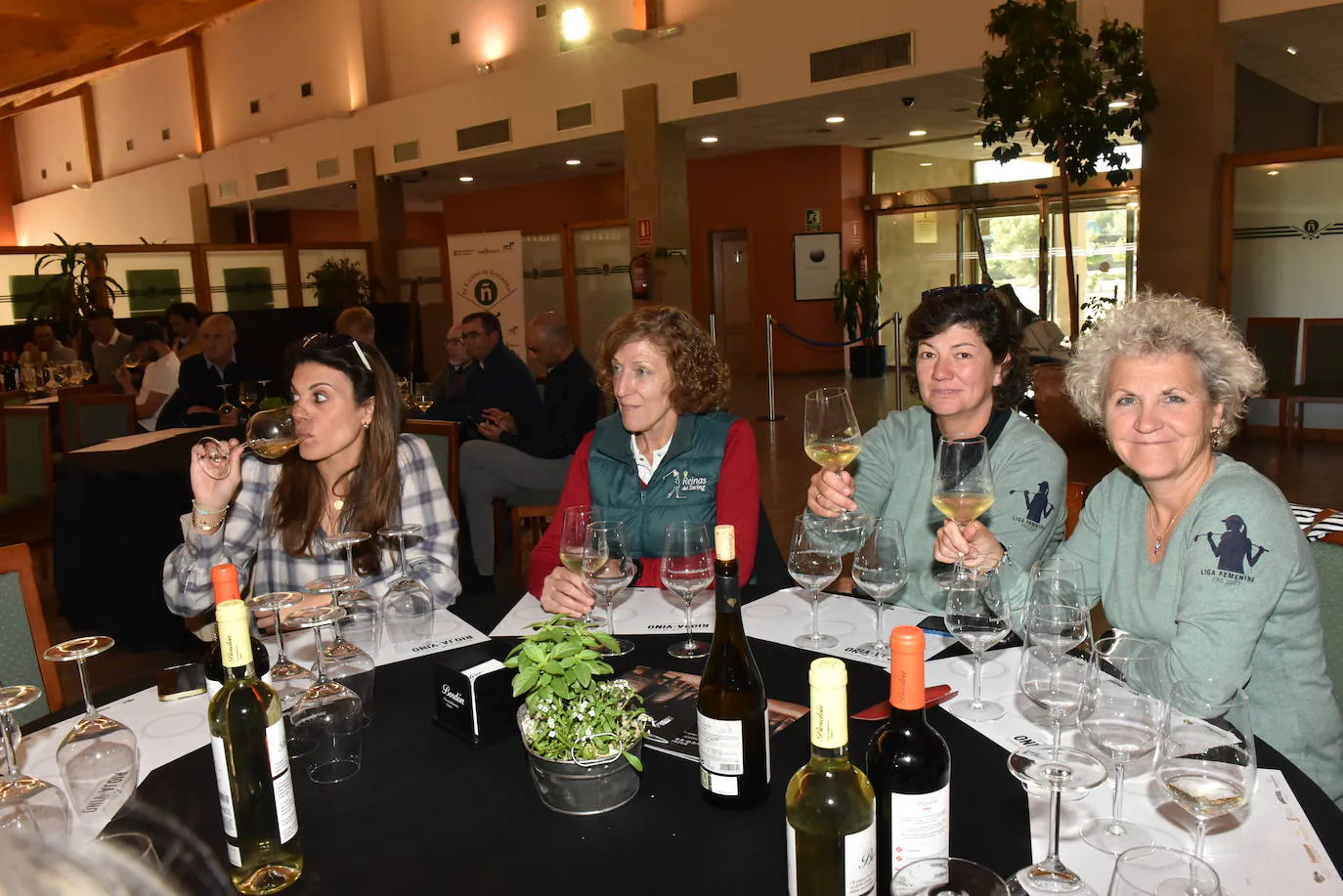 Cata de los vinos de Franco Españolas tras el torneo de golf