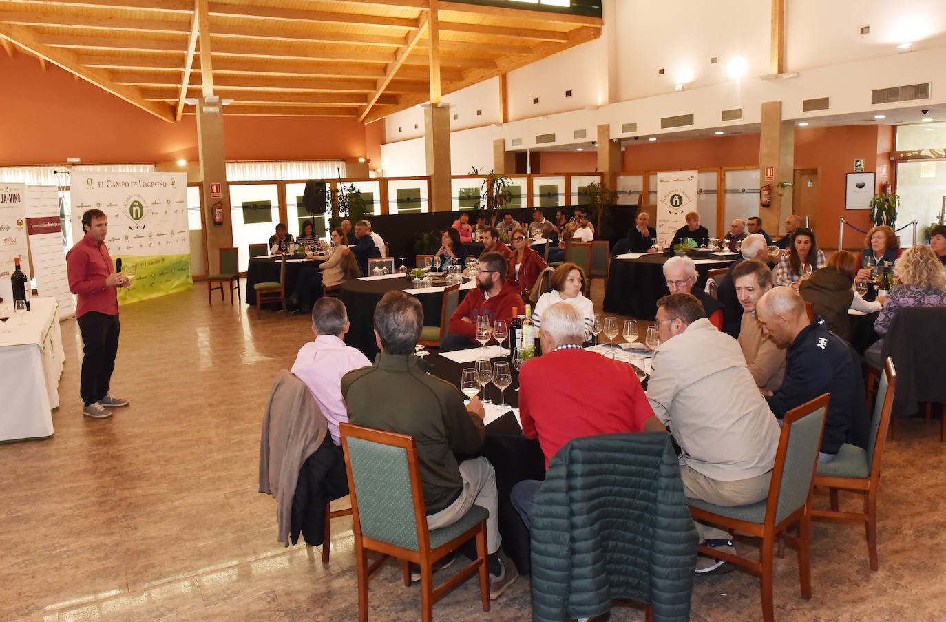 Cata de los vinos de Franco Españolas tras el torneo de golf