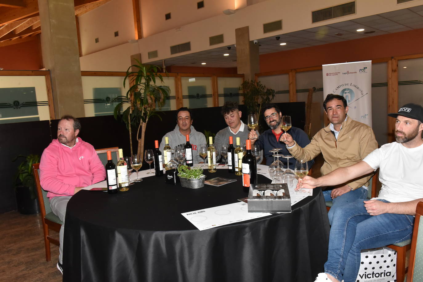 Cata de los vinos de Franco Españolas tras el torneo de golf