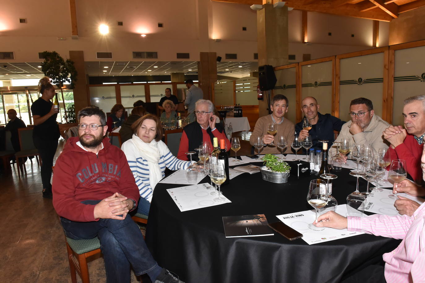 Cata de los vinos de Franco Españolas tras el torneo de golf