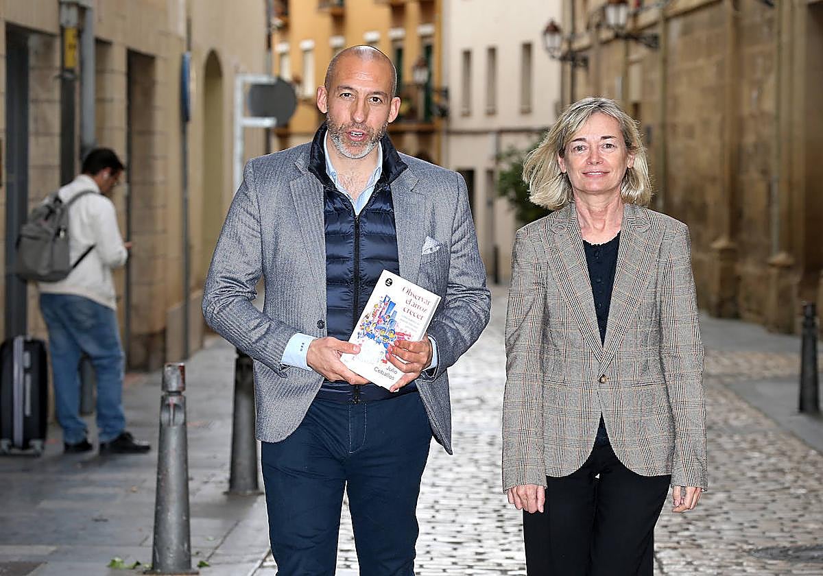 El autor del libro, junto a la directora de Diario LA RIOJA antes del inicio de la charla