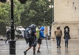Chubasqueros y paraguas en la logroñesa plaza del Mercado, ayer, domingo.