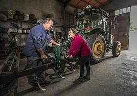 Juan Manuel Peciña y Rebeca Corral, en su pabellón de Briones, su segunda casa.