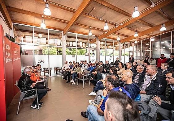 Andreu, el director de Deportes, Eloy Madorrán, y Alejandro Fernández se han reunido este martes en el Adarraga con medio centenar de representantes del deporte en La Rioja.