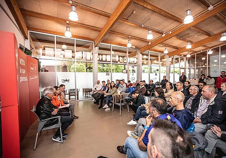 Andreu, el director de Deportes, Eloy Madorrán, y Alejandro Fernández se han reunido este martes en el Adarraga con medio centenar de representantes del deporte en La Rioja.