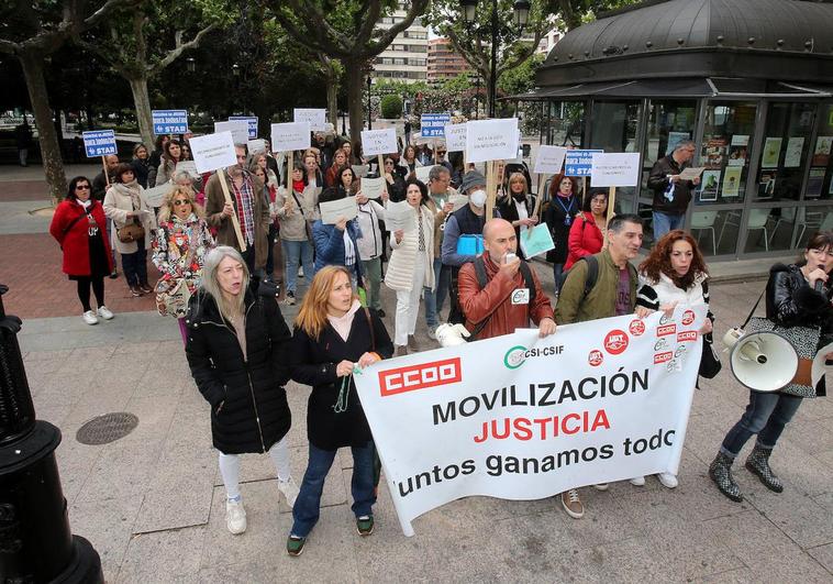 Trabajadores de la Justicia en La Rioja en su protesta de este martes frente a la Delegación del Gobierno.