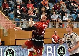 Rolando Uríos prepara el brazo para marcar un gol con la camiseta del Vfl Potsdam.