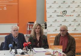 Fernando Beltrán, Isabel Ribote y José García Vaquero, en la presentación de la memoria de la Fundación Cáritas Chavicar.