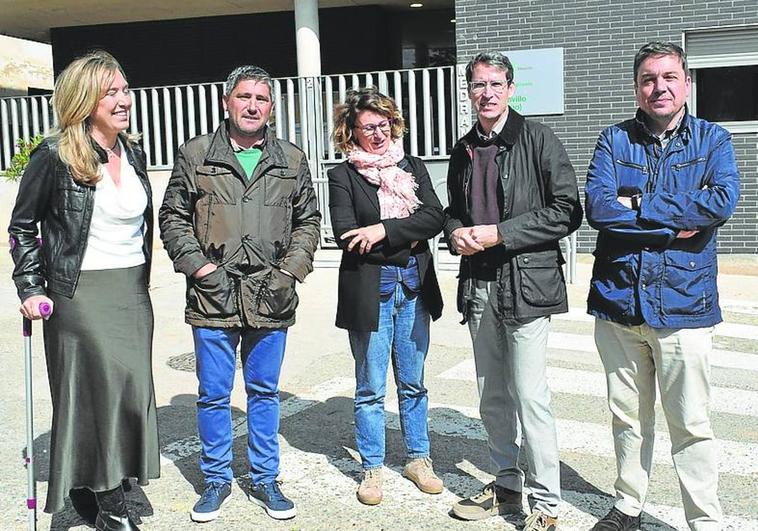 Capellán y miembros de su equipo, en el colegio público de Medrano.