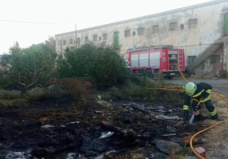 Protección Civil de Alfaro sofocó un incendio entre dos naves junto al polígono de El Pilar