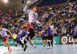 El capitán franjivino Edu Cadarso se eleva para marcar ante el Guadalajara.