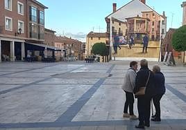 Unas mujeres observan el mural pintado por Martzel do Nascimento en la plaza de España de Lardero.