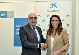 El presidente de la FER, Jaime García-Calzada Barrena, y la directora Territorial Ebro de CaixaBank, Isabel Moreno Bartolomé