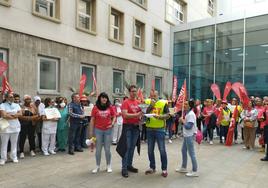 Protesta sindical encabezada por CC OO y UGT frente al San Pedro.