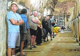 Visitantes durante una visita a una bodega de la DOCa Rioja.