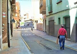 Un hombre camina por la calle González Gallarza de Lardero.