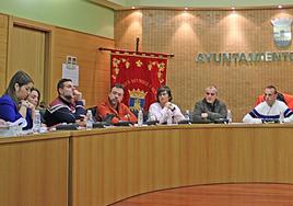 Sesión de un pleno en el Ayuntamiento najerino, con Olarte en el centro y Arza a la derecha.