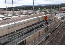 Un operario de la empresa adjudicataria trabajaba ayer en el revestimiento de uno de los laterales del centro de salud de Arnedo.