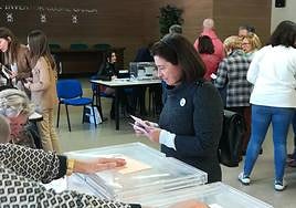 Imagen de una persona con discapacidad intelectual emitiendo su voto.