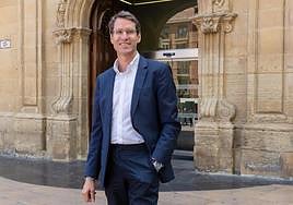 En el Museo de La Rioja. Capellán elige posar ante la antigua casa de Espartero, cuya reforma él ayudó a poner en marcha como director general y que terminó inaugurando como consejero, con tanto entusiasmo que hasta acabó guiando visitas. «Conozco muy bien ese museo, lo quiero mucho».