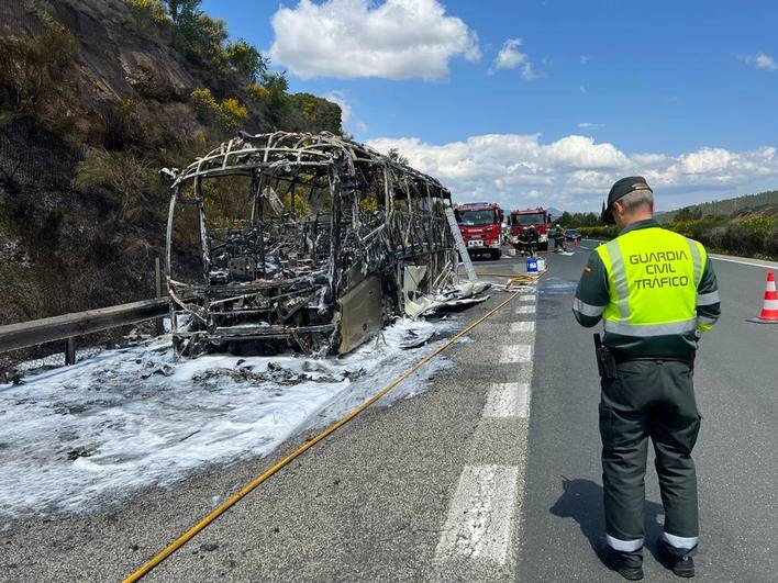 Arde un autobús que llevaba a 55 personas de vuelta a Azagra tras un partido de fútbol