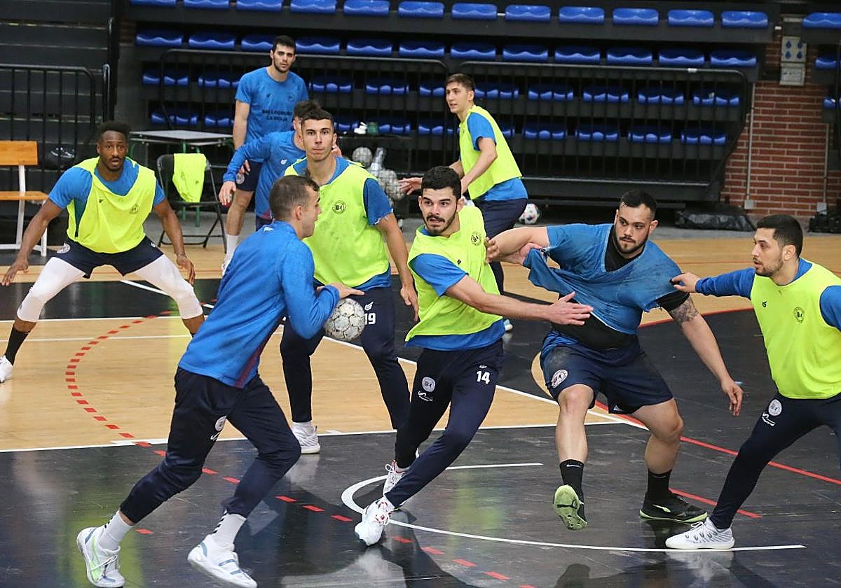 Luciano Silva sale del bloqueo de Javi García para frenar el avance de Edu Cadarso, en un entrenamiento de esta semana.