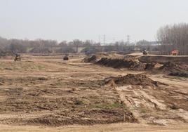 Las máquinas han trabajado en los últimos meses para retranquear el mazón y ganar las 22 hectáreas al río junto al puente del ferrocarril.