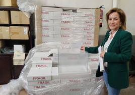 La delegada del Gobierno en La Rioja, con parte del material para las elecciones del 28 de mayo.