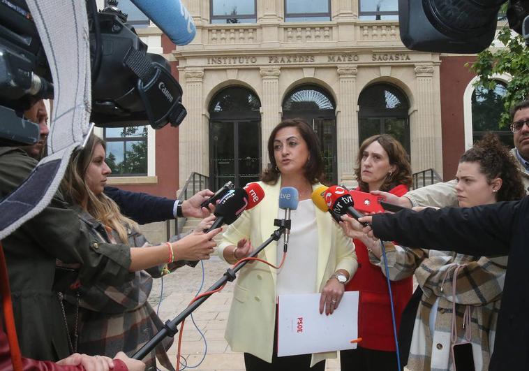 Andreu atiende a los periodistas delante de la puerta principal del instituto Sagasta.