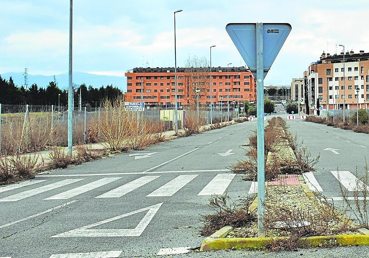 Calle Río Duero del barrio Entre Ríos de Lardero, vista desde la zona comercial cerrada al tráfico.