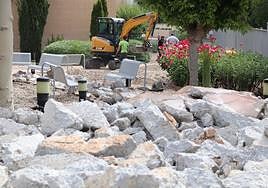 Operarios y máquinas han comenzado a picar el suelo y vallar la zona.