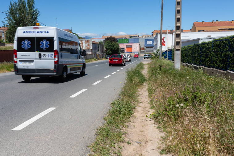 Parte de los terrenos sin urbanizar donde se construirá la acera con avenida de Burgos al fondo.