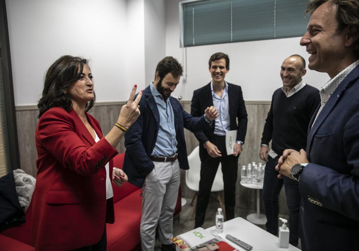 Andreu, con Alda al fondo, minutos antes del debate en TVR.