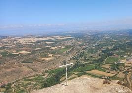 Panorámica del Bajo Iregua desde lo alto de Peña Bajenza, en Viguera, con la N-111 y el río vertebrando la parte baja del valle.